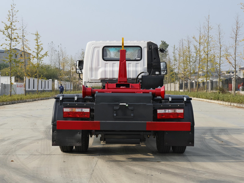 奥驰勾臂垃圾車(chē)
