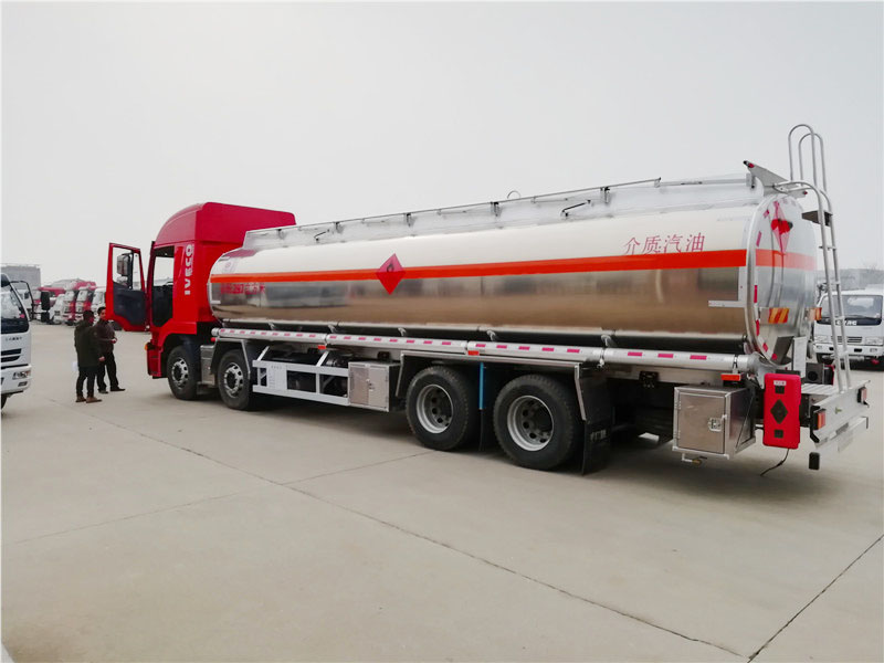 上汽红岩29.7方前四后八铝合金运油車(chē)，20吨运油車(chē)