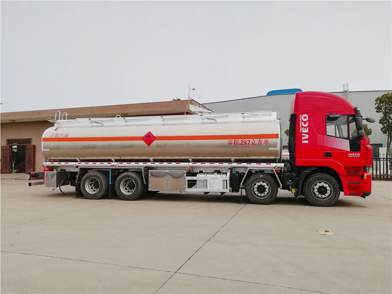 上汽红岩29.7方前四后八铝合金运油車(chē)，20吨运油車(chē)