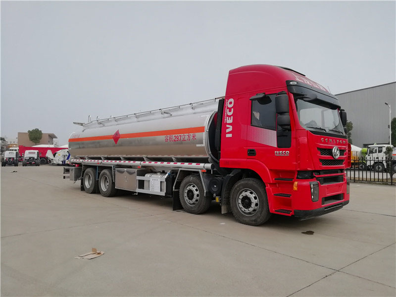 上汽红岩29.7方前四后八铝合金运油車(chē)，20吨运油車(chē)