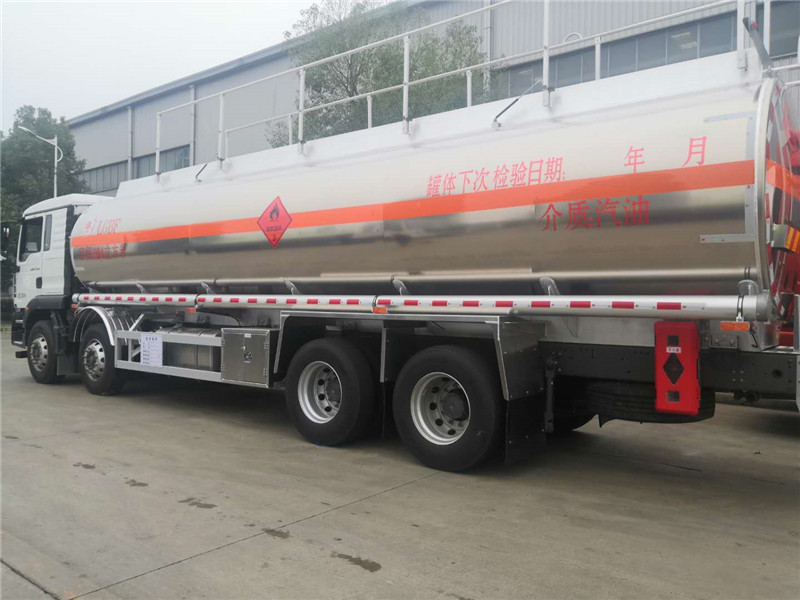 國(guó)六30.4方铝合金油罐車(chē)-31方油罐車(chē)可(kě)装26吨