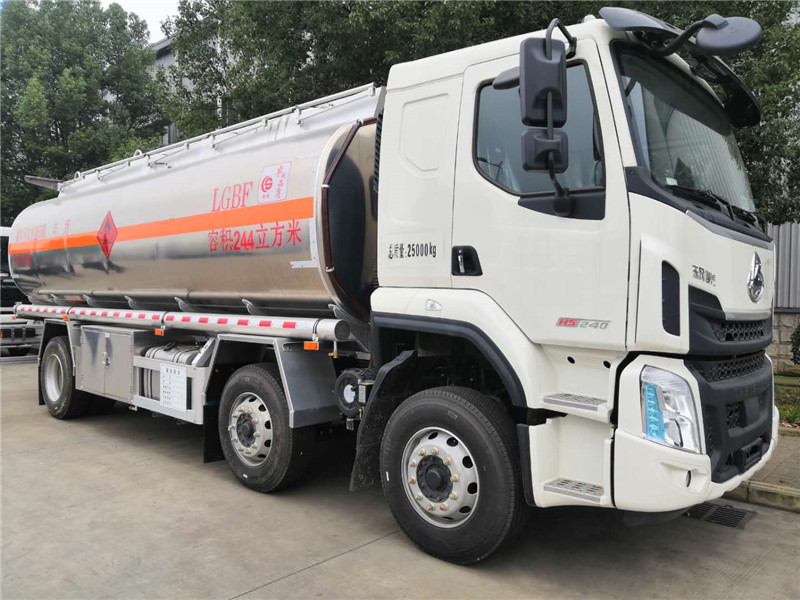 东风柳汽乘龙小(xiǎo)三轴24.4方铝合金运油車(chē)