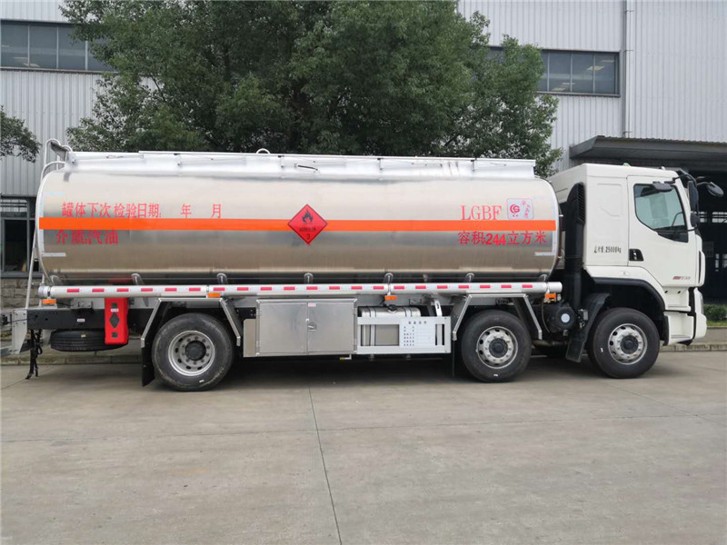 东风柳汽乘龙小(xiǎo)三轴24.4方铝合金运油車(chē)