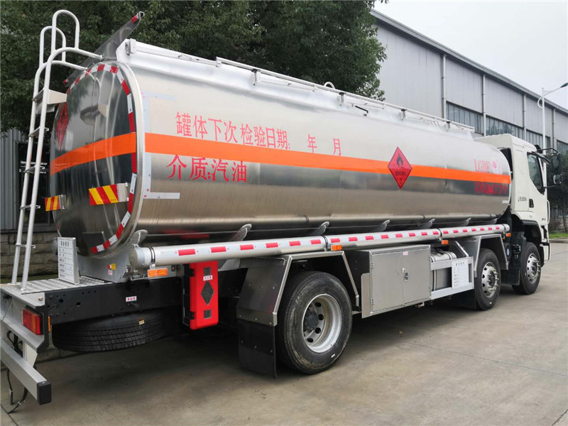 东风柳汽乘龙小(xiǎo)三轴24.4方铝合金运油車(chē)