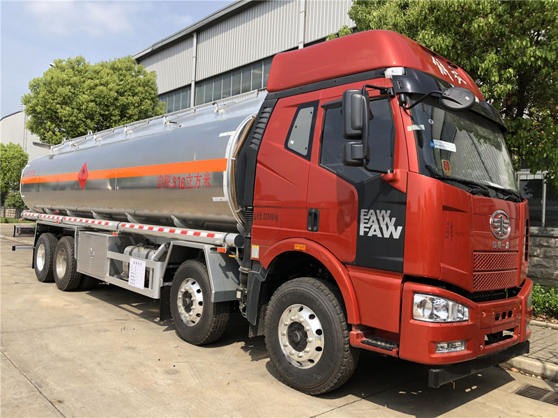 解放前四后八31.6方运油車(chē)
