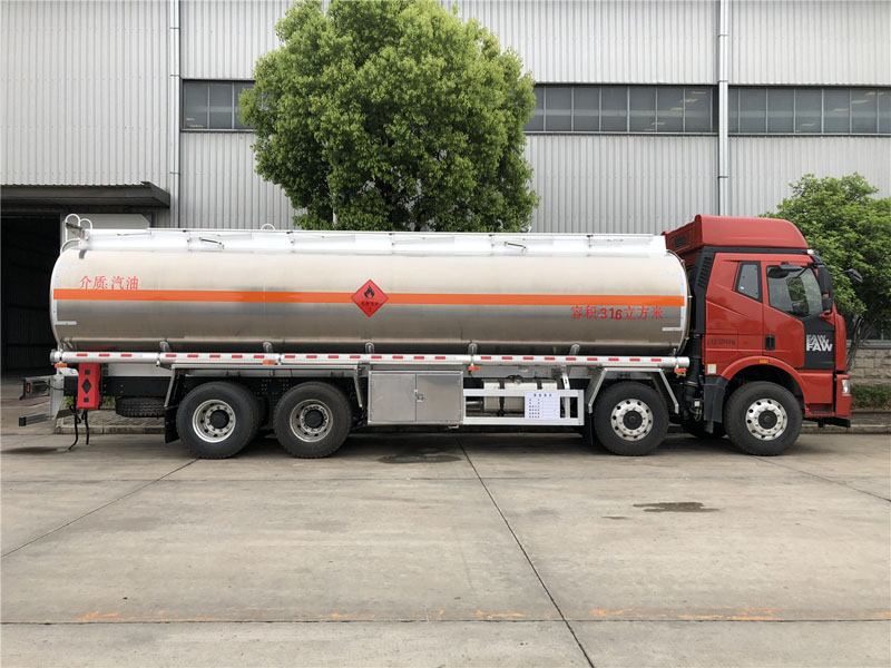解放前四后八31.6方运油車(chē)
