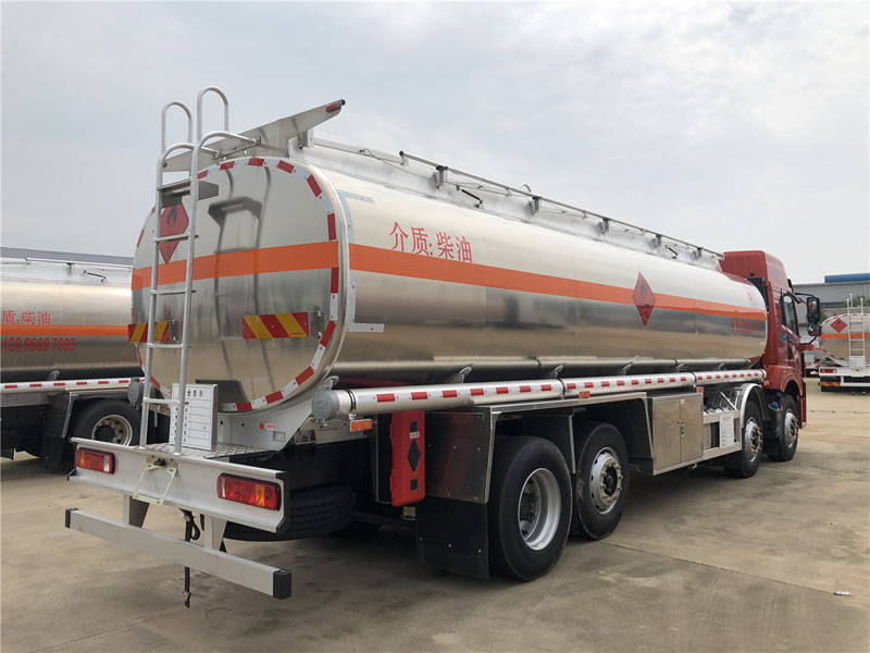解放前四后六25.5方运油車(chē)