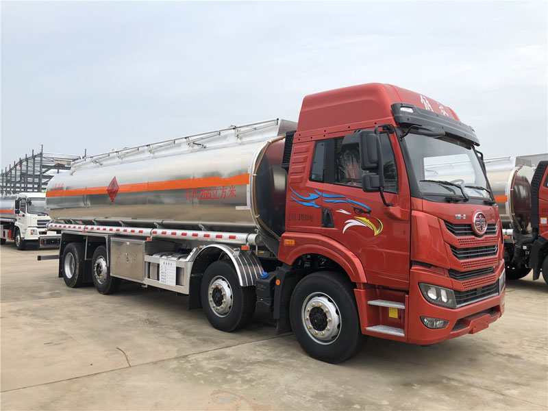解放前四后六25.5方运油車(chē)