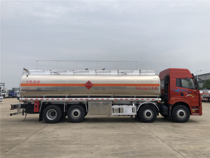 解放前四后六25.5方运油車(chē)