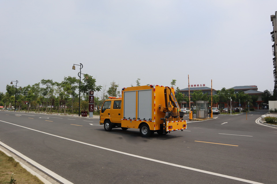 五十铃带吊救险車(chē)