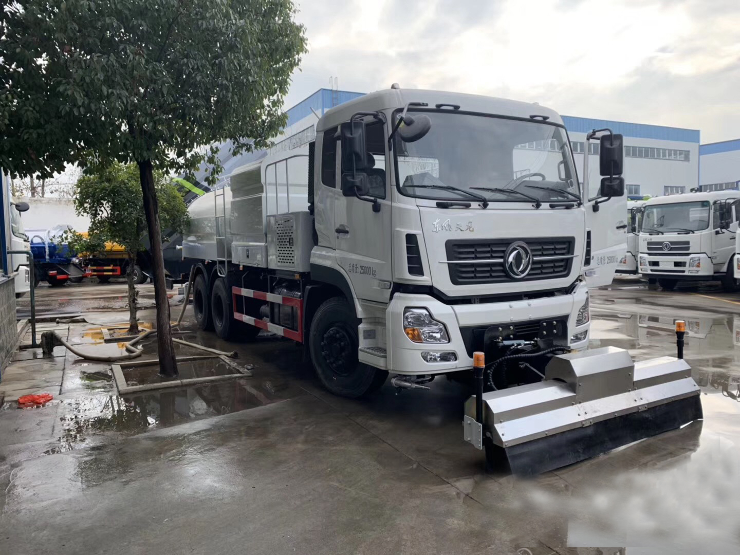 13方东风天龙 后双桥路面清洗車(chē)