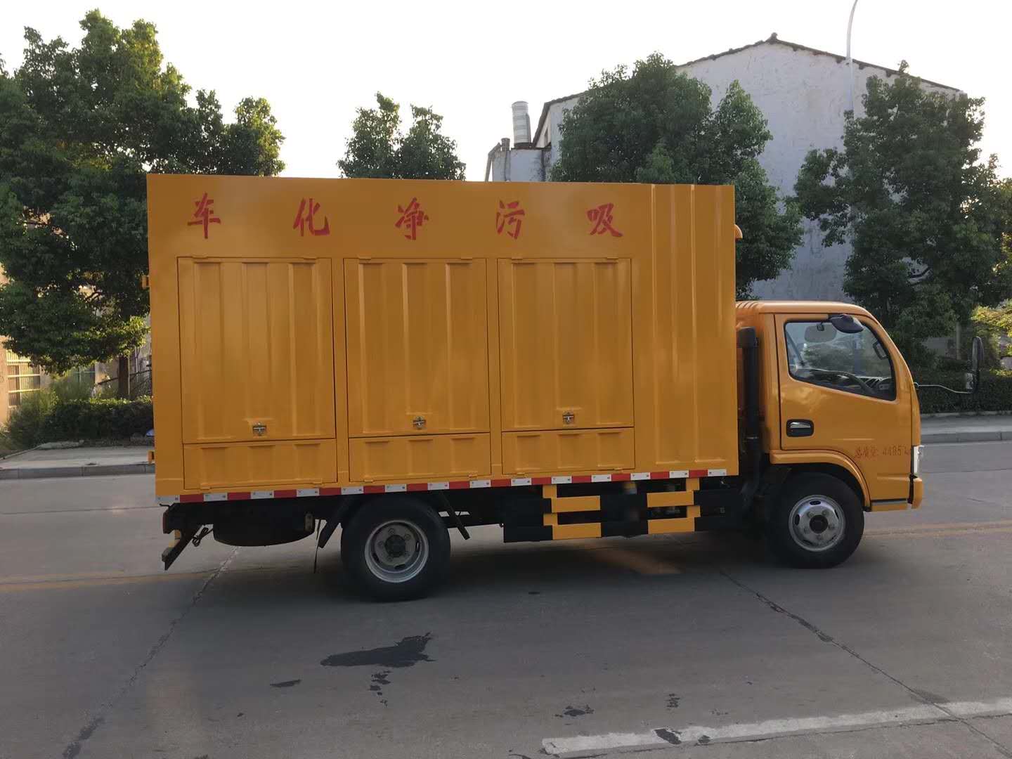 东风小(xiǎo)多(duō)利卡吸污净化車(chē)
