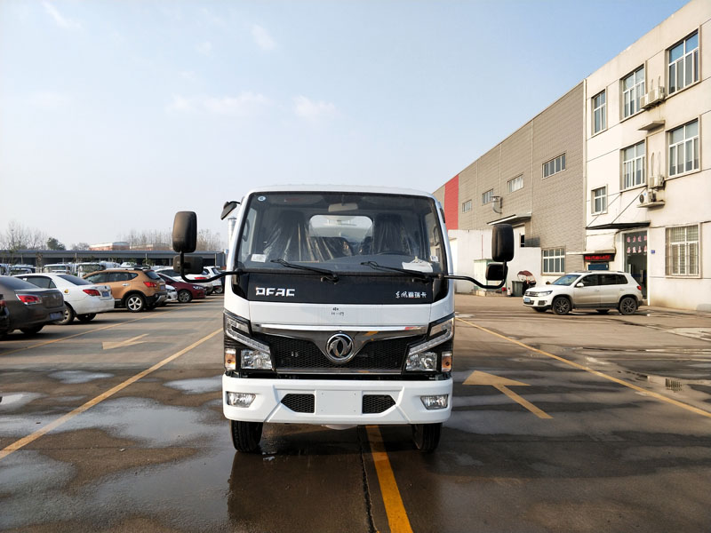 國(guó)六5方东风洒水車(chē)